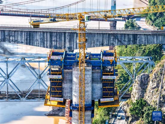 “鋼鐵巨人”助力西渝高鐵橋梁智能化建設