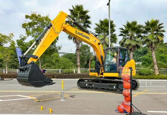 柳工設備閃耀四川公路養護技能大賽，以