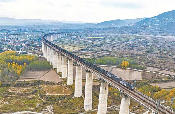 一列煤運列車行駛在瓦日鐵路蒲縣至龍馬區間